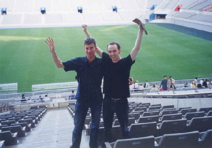 alan,eoin,seoulworldcupstadium.jpg (93751 bytes)